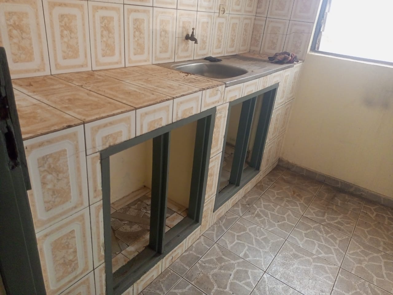 Cour de 2 chambres salon à louer à Agoe Sogbossito près du carrefour Anonkui - 60000 FCFA