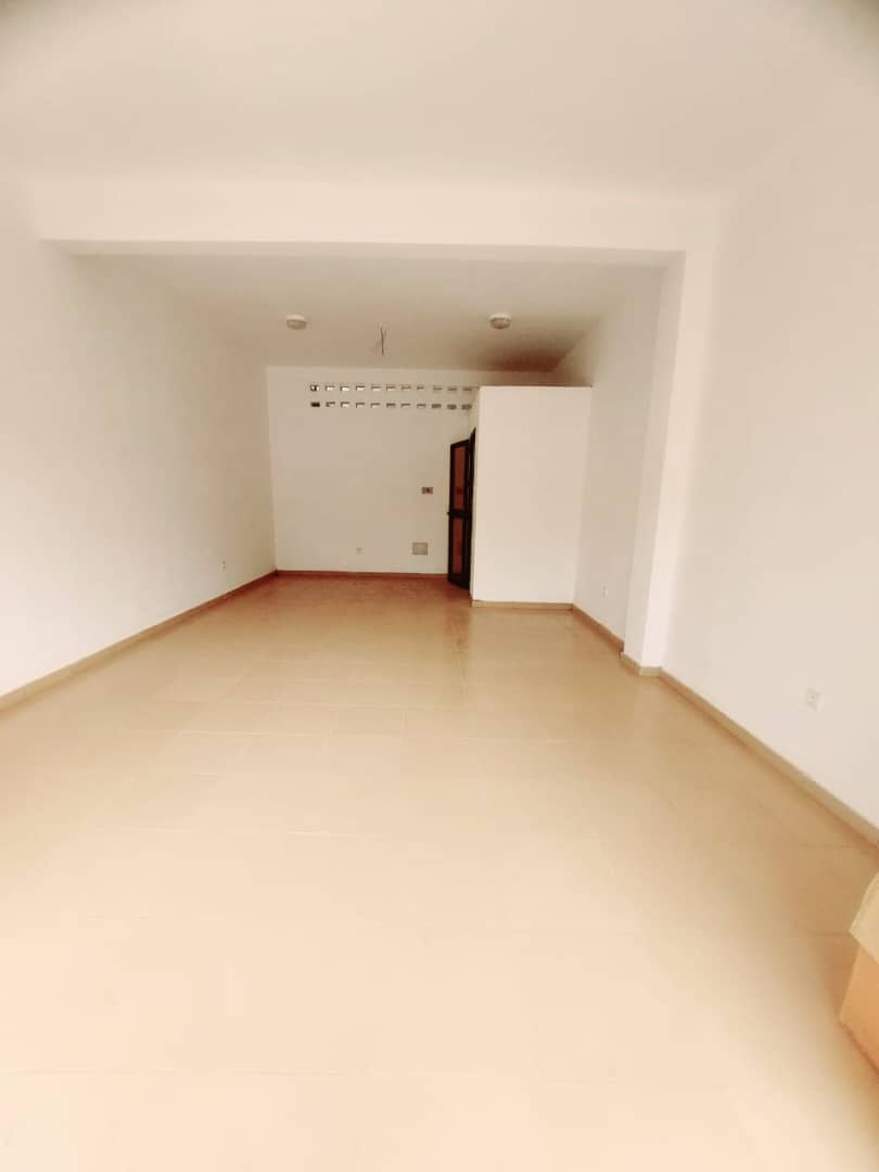 Large boutique à louer à Agoè Assiyéyé proche du goudron – 100 000 FCFA