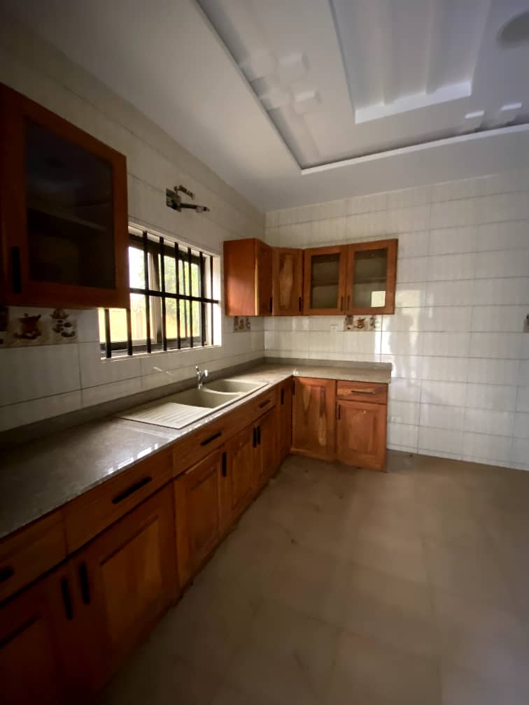 Villa duplex 5 chambres à louer à Sogbossito, proche du goudron - 650000 FCFA