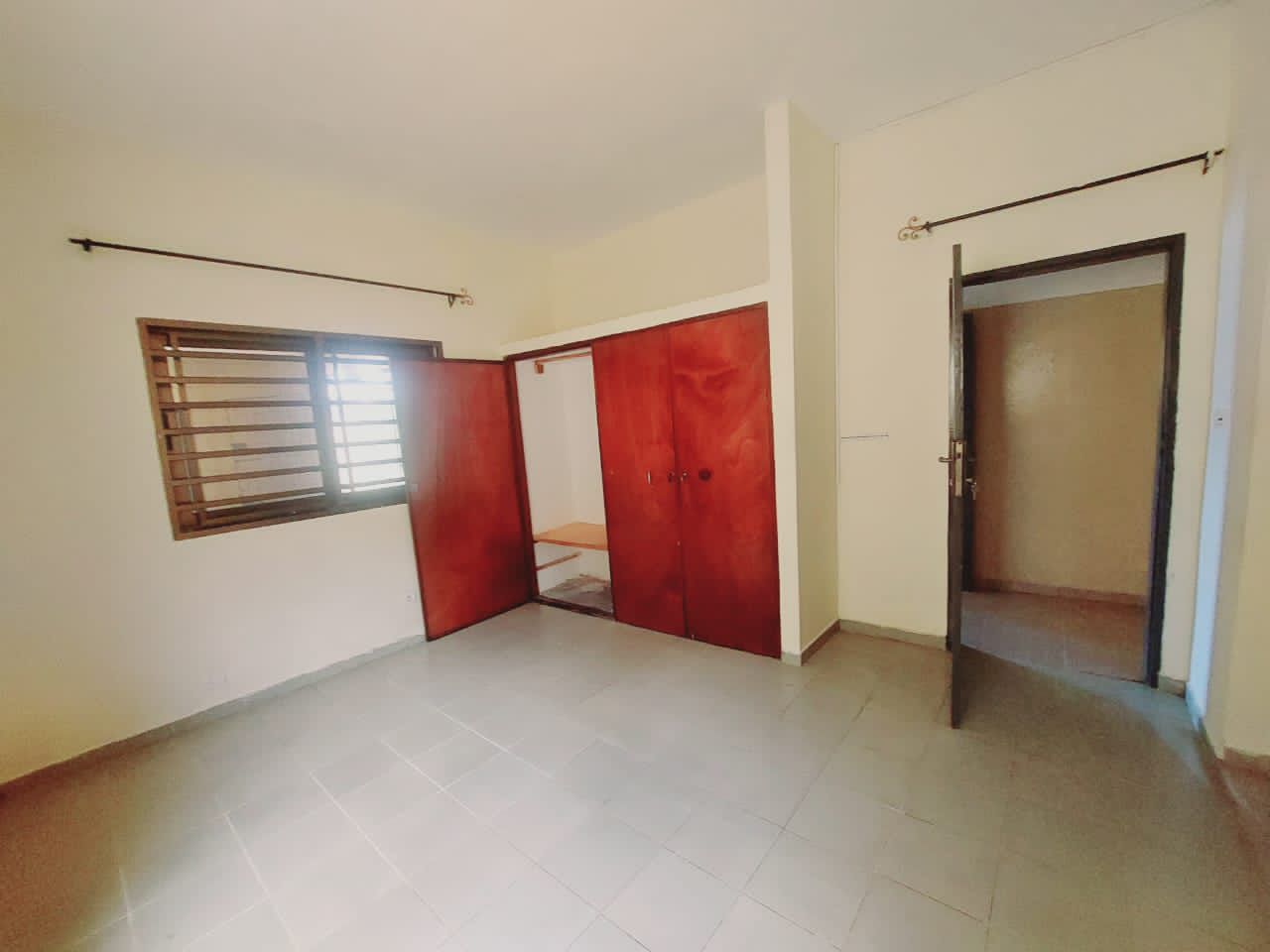 Villa cour unique 4 chambres à louer à Avédji Adroukpape, bord du goudron – 250000 FCFA