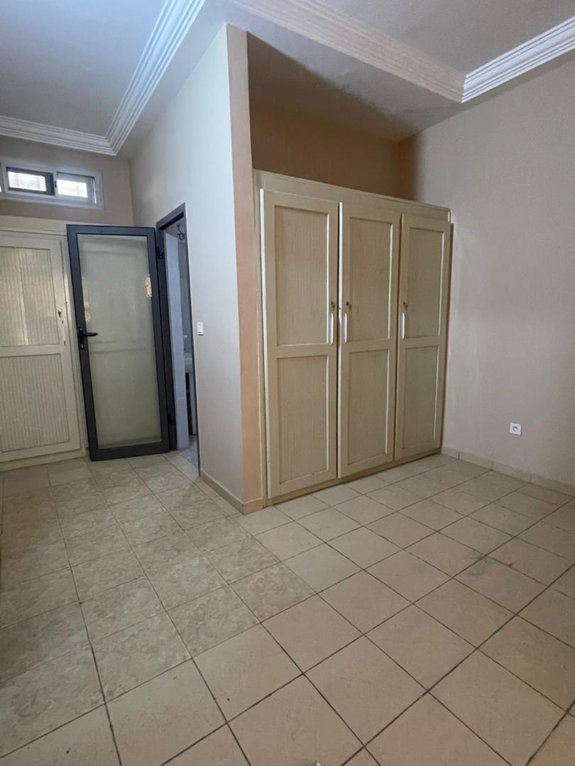 Villa duplex de 8 chambres en location à Béniglato, Lomé – 500000 FCFA/mois