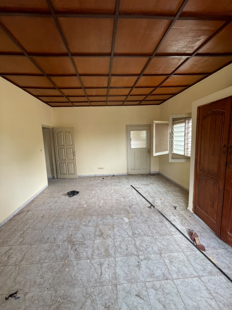 Appartement 2 chambres à louer en bordure de goudron à Agoè Assiyéyé – 110 000 FCFA/mois