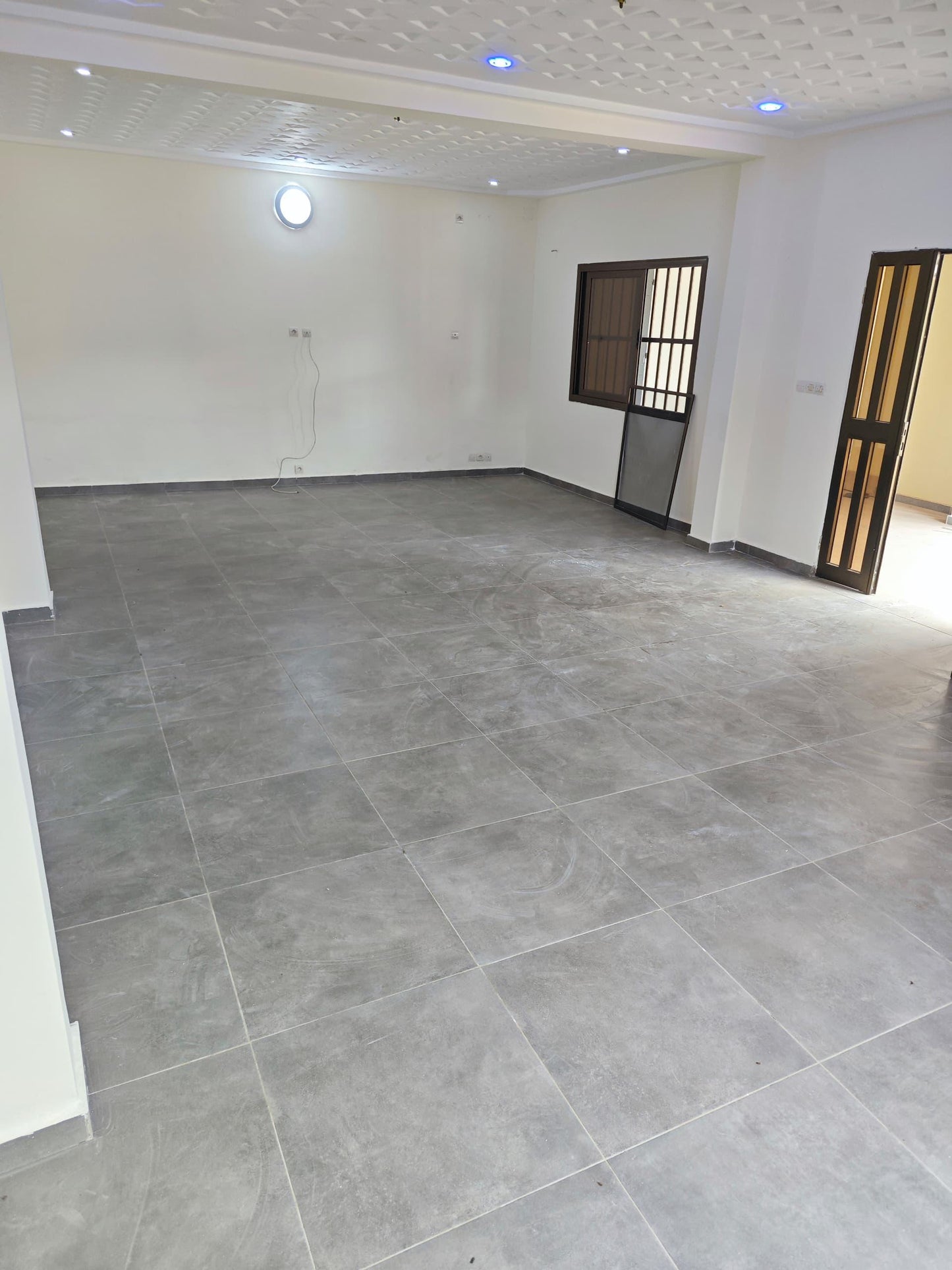 Appartement 3 chambres en location à Franciscain, proche du goudron – 200 000 FCFA