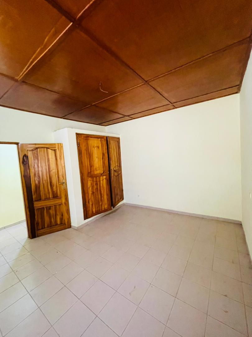 Cour unique de 2 chambres salon à louer à Adidogome Zionto – 100 000 FCFA