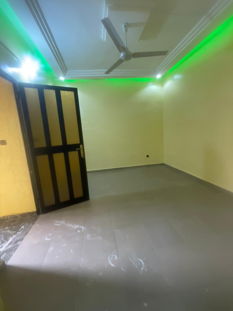 Appartement 2 chambres salon à louer sur la voie de Quartier Belgique - 70000 FCFA