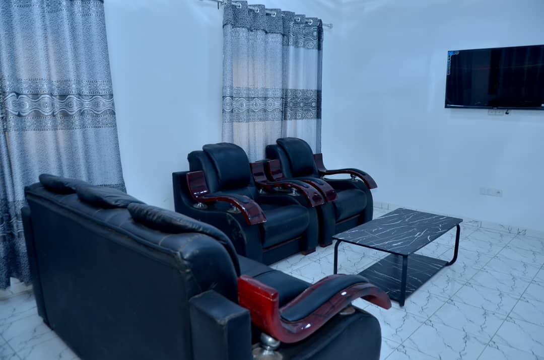 Villa duplex 7 chambres en location à Zanguera – 200000 FCFA/mois