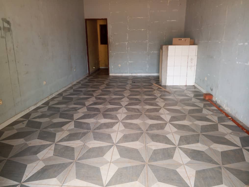 Boutique à louer en bordure de goudron à Agoè Legbassito – 100 000 FCFA