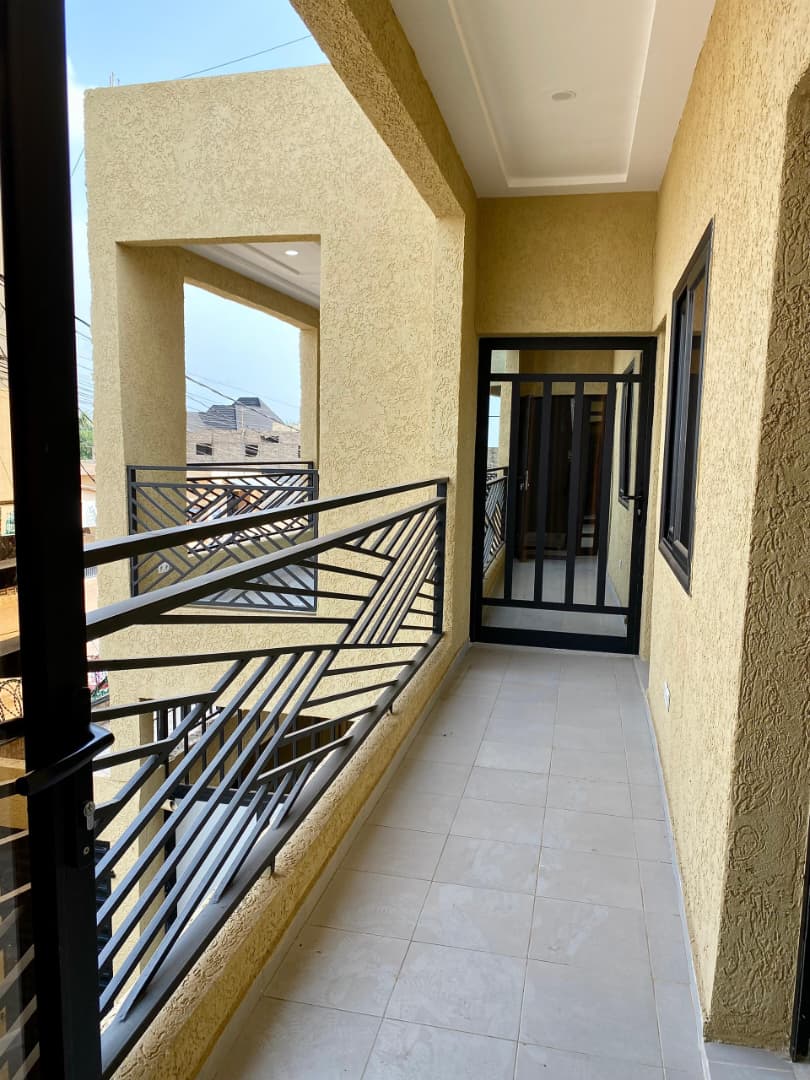 Appartement meublé 3 chambres à louer à Léo 2000 au bord du goudron (voie limousine - Agoè) – 600 000 FCFA