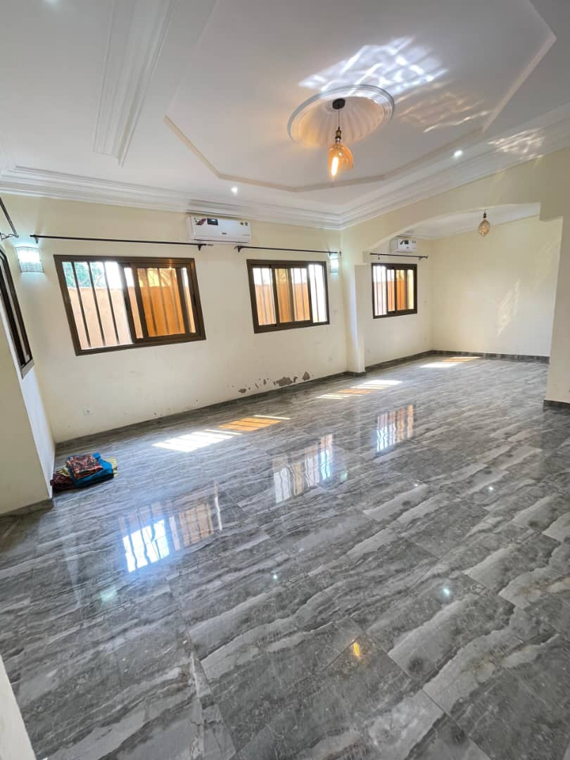Villa duplex 7 pièces à louer à Avépozo, à 100 m du goudron et à 800 m de la mer – 400000 FCFA