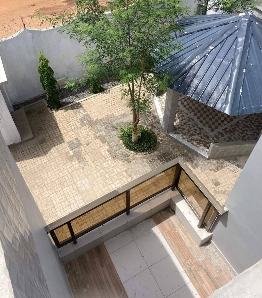 Villa duplex 7 chambres en location à Adewui – 1.000.000 FCFA