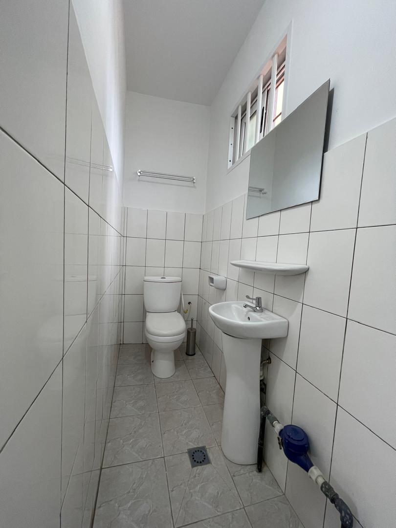Boutique à louer à Adewui au bord des pavés – 200 000 FCFA