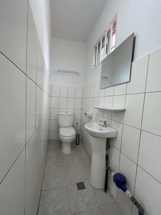 Boutique à louer à Adewui au bord des pavés – 200 000 FCFA