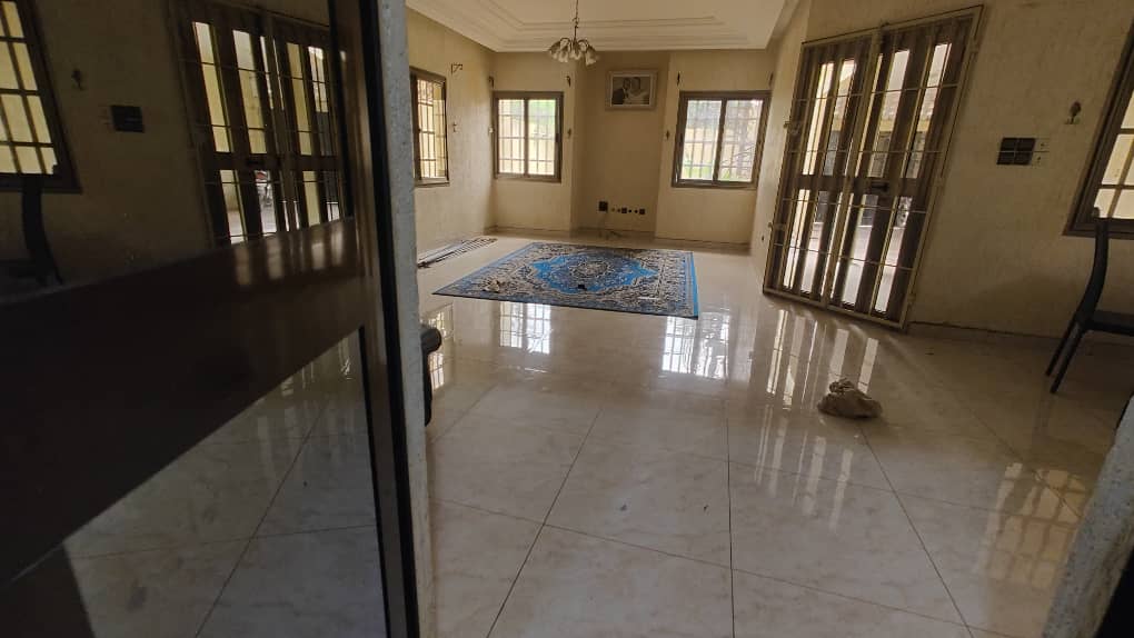 Villa 6 chambres à louer à Totsi proche de l'église catholique – 500000 FCFA