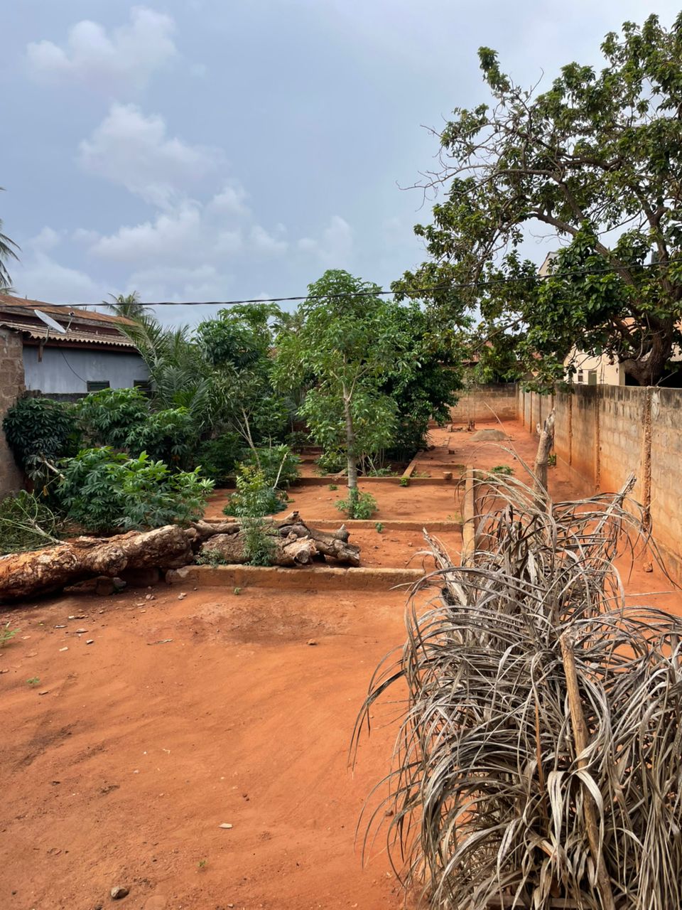 Demi lot clôturé avec une pièce en vente à Agoè Kitsidjan – 22 000 000 FCFA