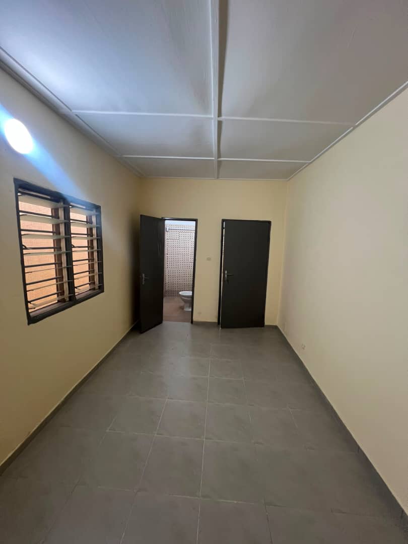 Appartement 2 chambres salon à louer à Totsi – 100 000 FCFA