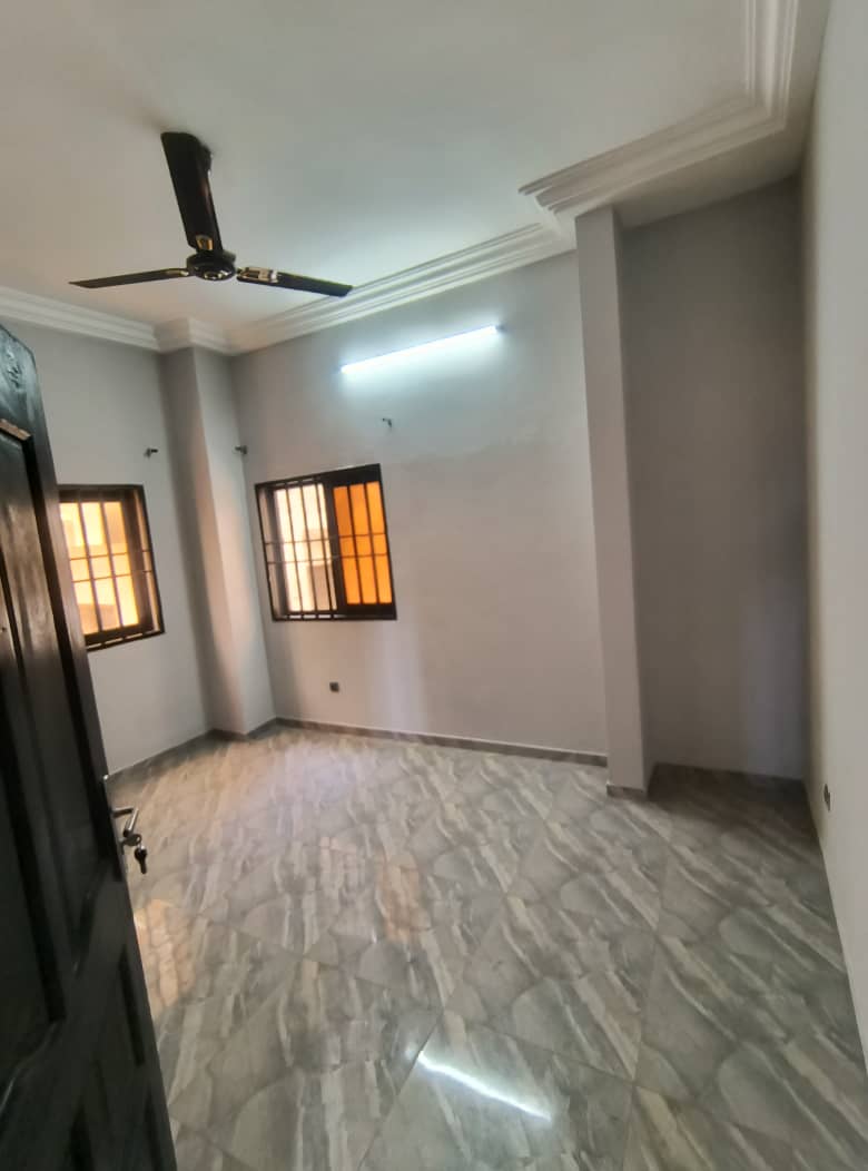 Appartement 3 chambres salon en location à Adidogomé Yokoe Catholique au bord de la grande voie – 120000 FCFA