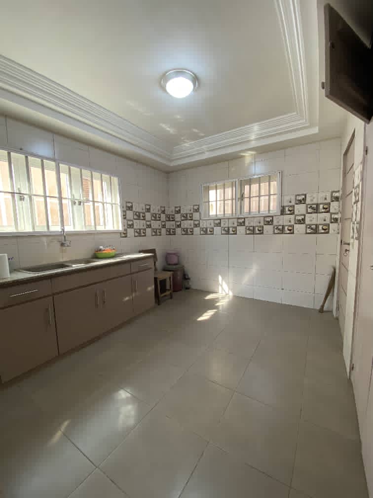 Villa duplex 10 chambres en location à Nukafu – 700 000 FCFA
