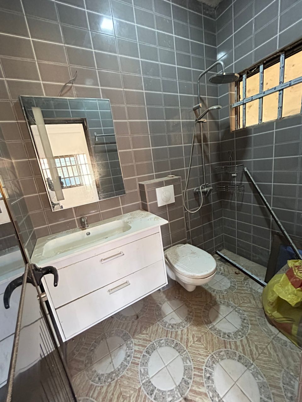 Villa duplex 4 chambres en location à Djidjolé, près de Pharmacie Jahnap – 400 000 FCFA/mois