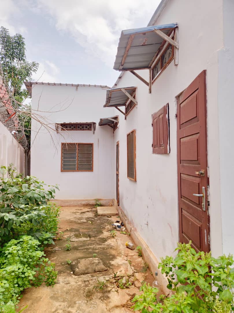 Villa 3 chambres de 459 m² en vente proche du goudron à Agoe Assiyéyé – 32 millions FCFA