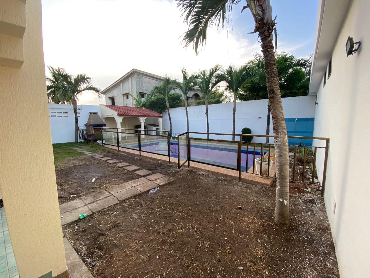 Villa duplex 4 chambres avec piscine en location à Cité Millenium – 1.500.000 FCFA