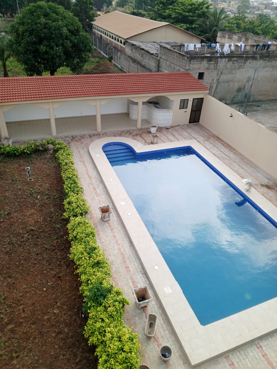 Villa duplex 6 chambres avec piscine en location à Togo 2000 – 1.600.000 FCFA