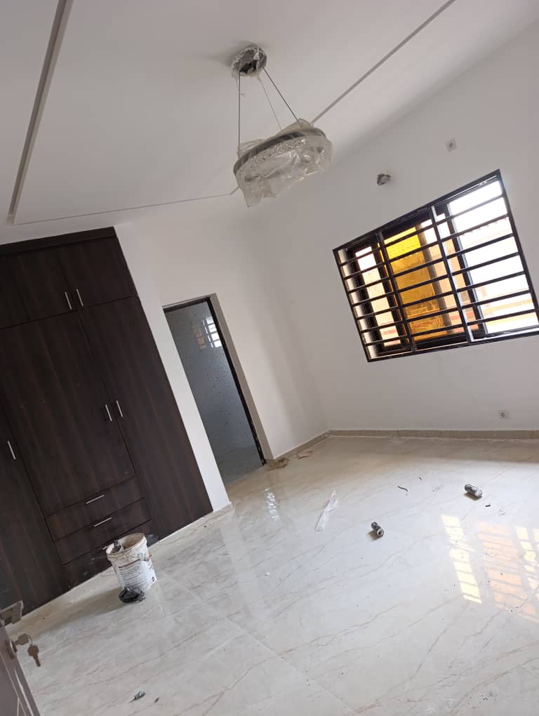 Appartement 2 chambres à louer proche du goudron à Totsi – 200 000 FCFA/mois