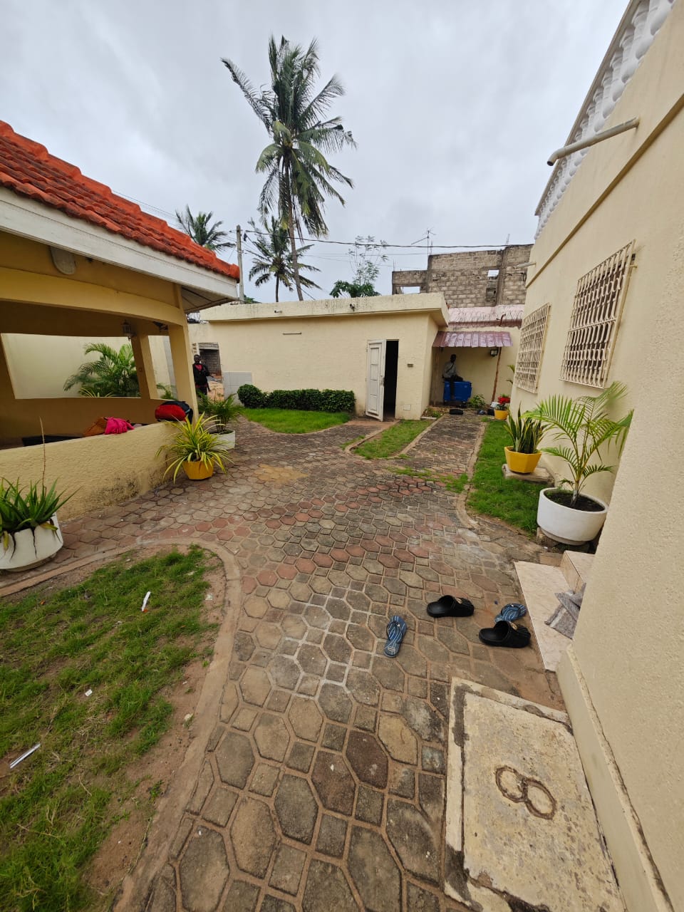 Villa avec jardin 3 chambres à louer à Avedji proche du goudron – 300 000 FCFA