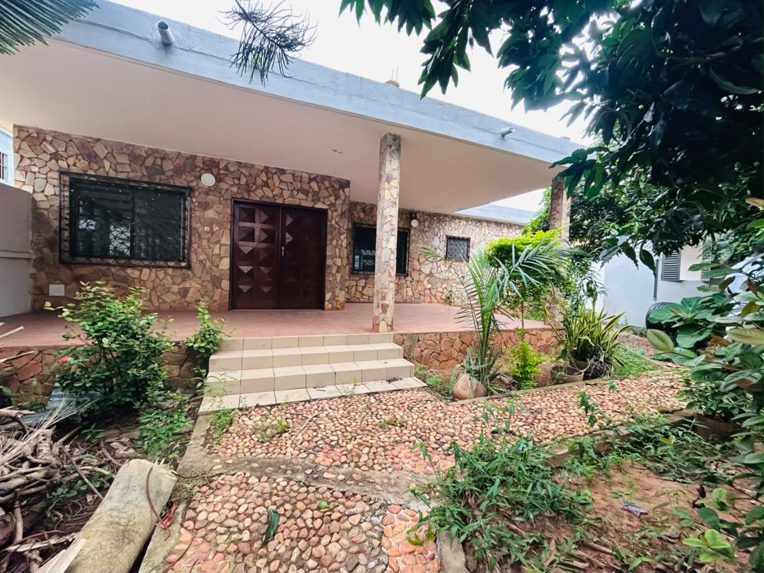 Villa 3 chambres à louer à Adewui Eamau – 300 000 FCFA