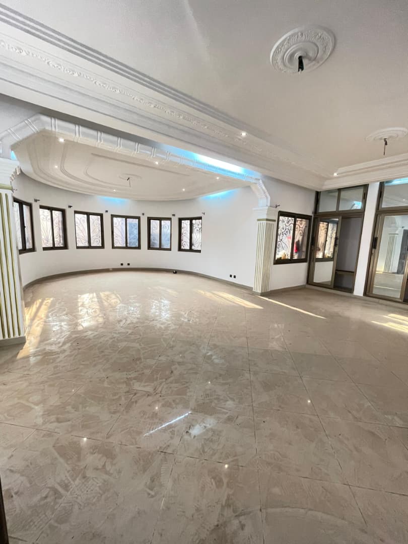 Appartement haut standing 3 chambres à louer à Djidjolé – 270000 FCFA