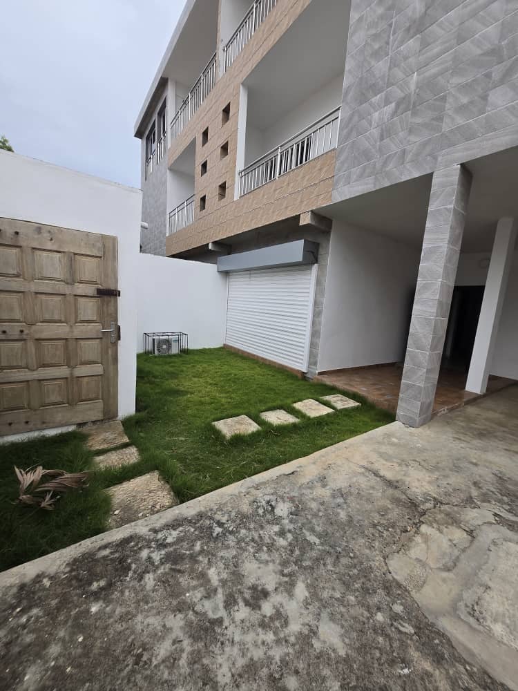 Villa duplex 5 chambres à louer à Baguida Akerébérou – 700 000 FCFA