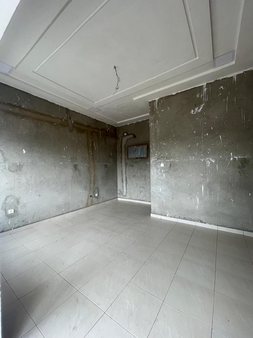 Boutique en location à Adéwui au bord des pavés – 80 000 FCFA