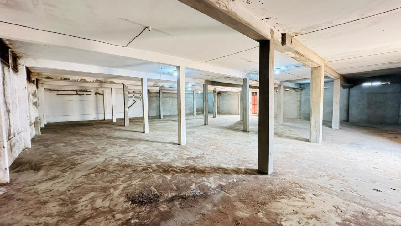 Entrepôt de 400 m² à louer proche du goudron à Tokoin Aéroport – 1,5 millions FCFA/mois