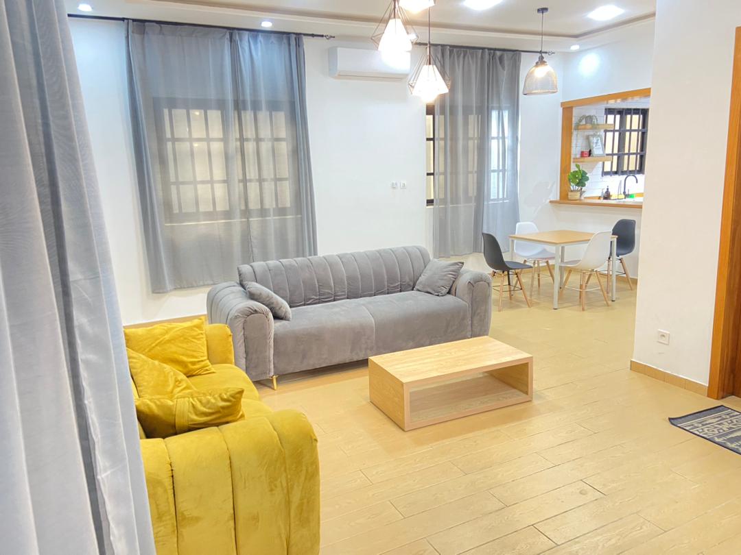 Villa meublée 3 chambres à louer à Kpogan – 500 000 FCFA/mois