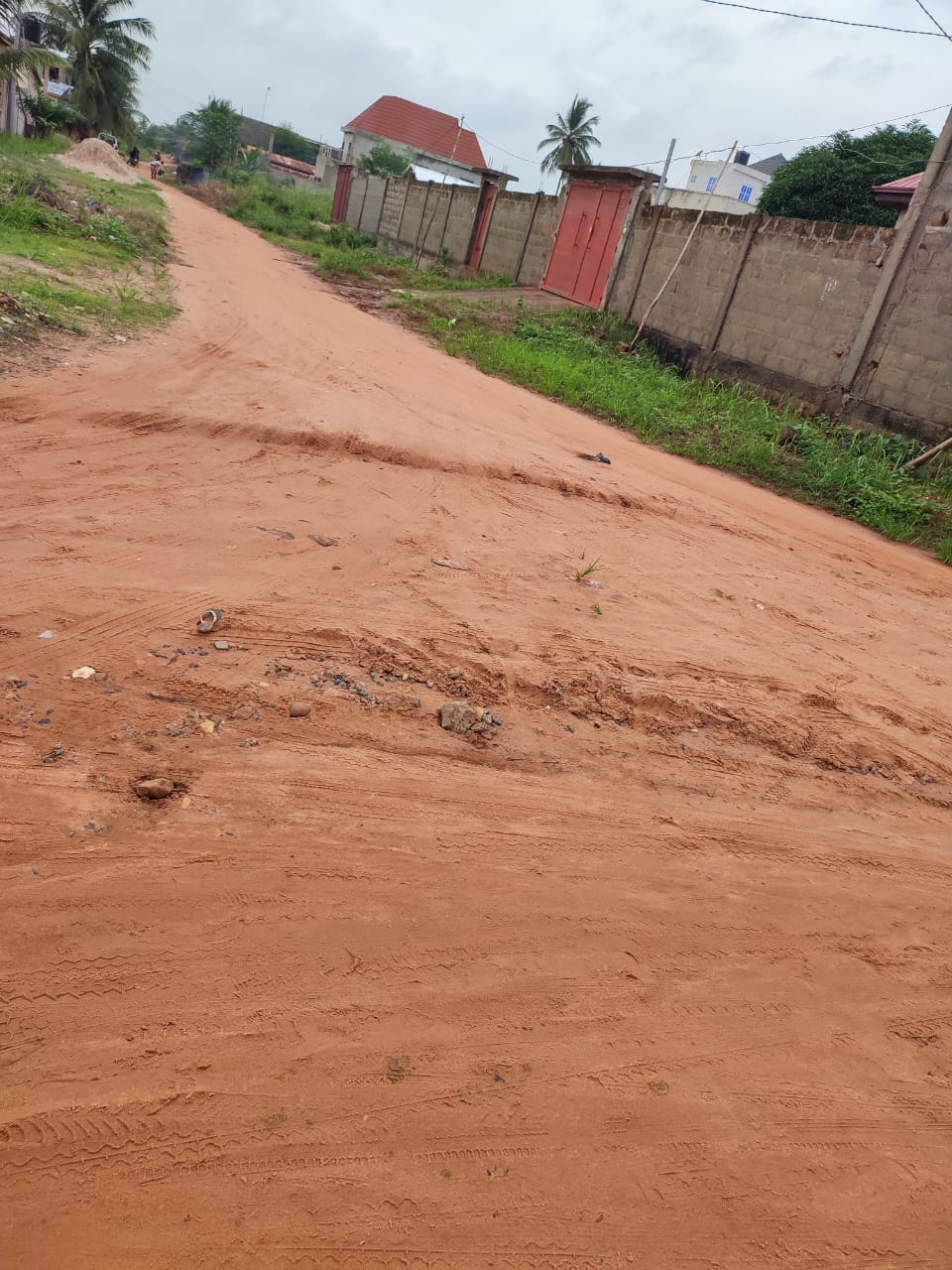 Lot de terrain clôturé en vente à Segbé Carrefour Démé – 25 000 000 FCFA