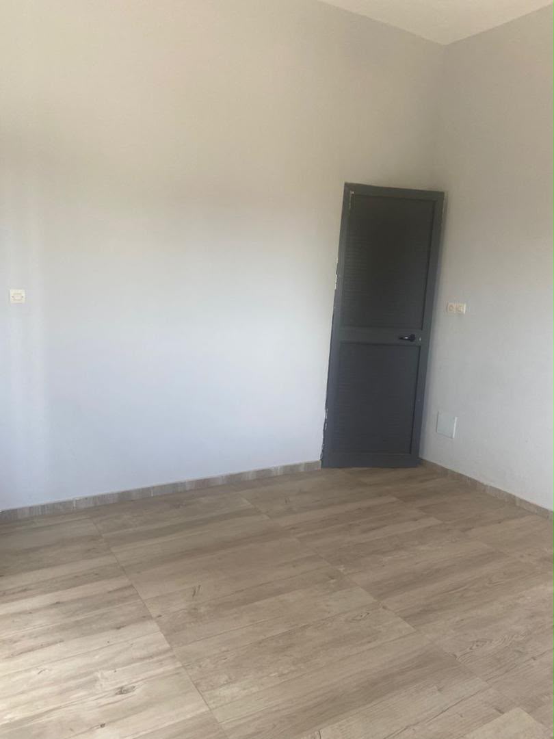 Appartement de 3 chambres salon à louer à Adidogomé Lapampa, bord du goudron – 180 000 FCFA