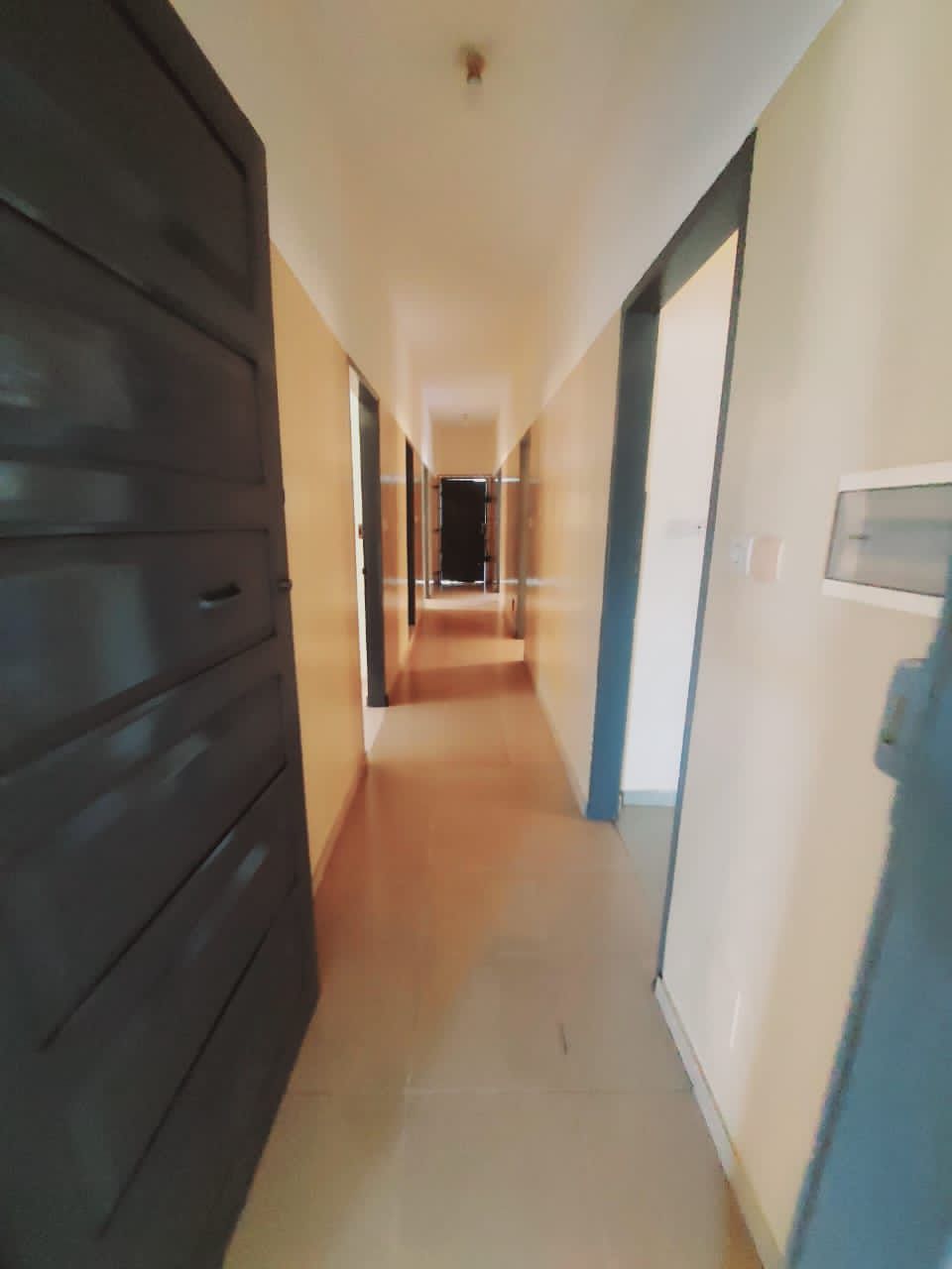 Villa cour unique 4 chambres à louer à Avédji Adroukpape, bord du goudron – 250000 FCFA