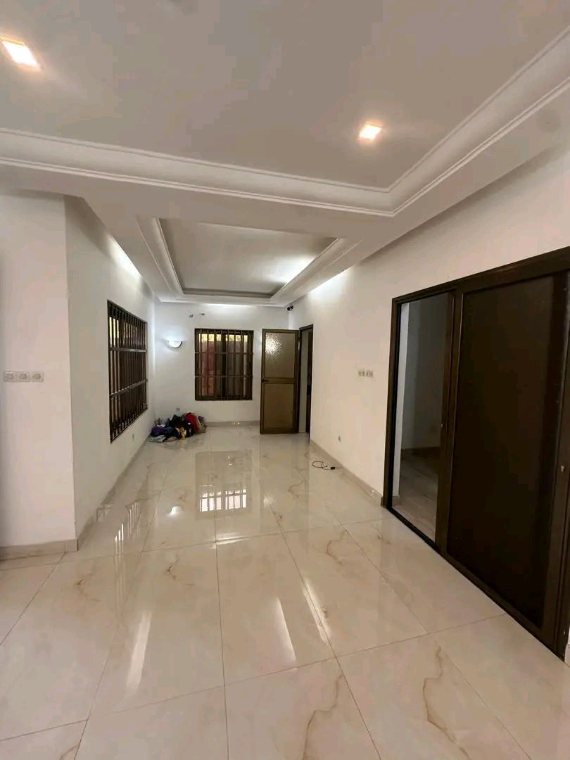 Villa 3 chambres à louer avec boutique et dépendance à Hédzranawoé Tsinga – 350 000 FCFA/mois