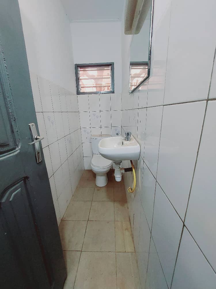Villa cour unique de 2 chambres à louer à Agoè Assiyeye Catholique – 90000 FCFA