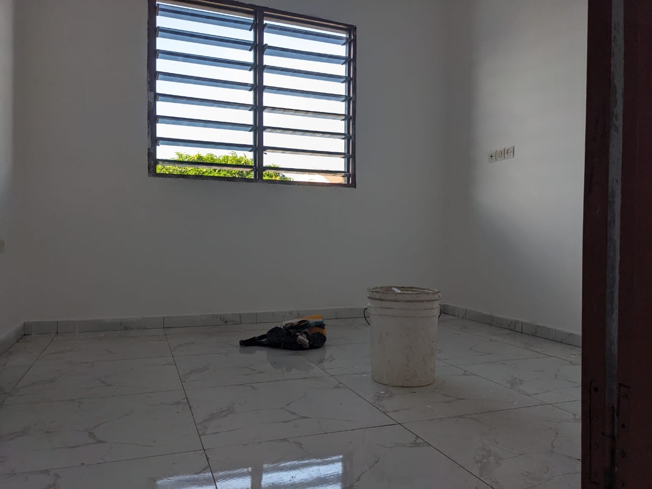 Chambre salon en location à Adidoadin au bord du goudron, non loin de Concorde - 60 000 FCFA