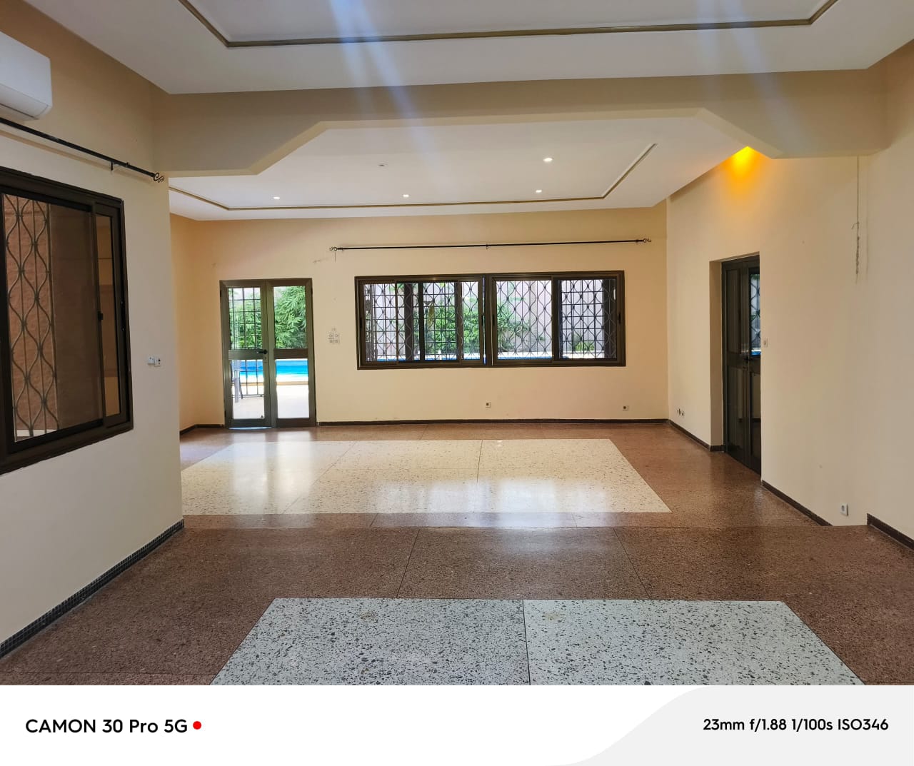 Villa 4 chambres avec piscine à louer à Tokoin Pharmacie Ave Maria, proche du goudron – 1 200 000 FCFA/mois
