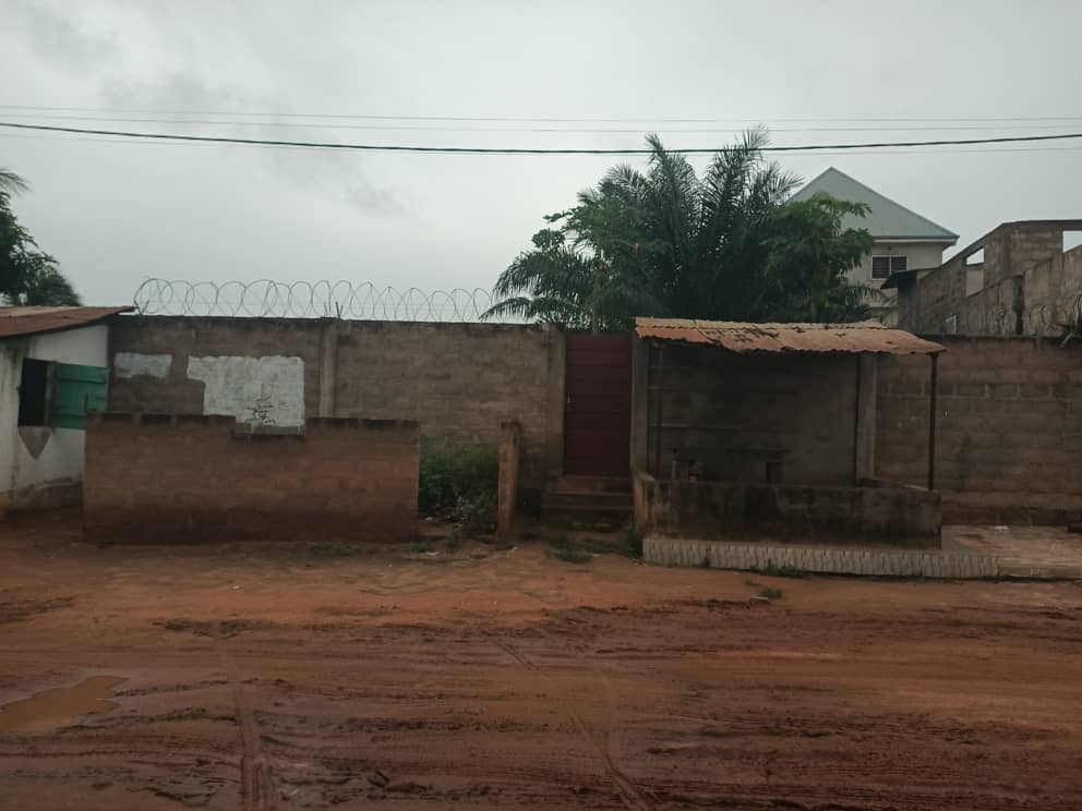 1/2 lot clôturé en vente à Adidogomé Assiyéyé IPG Rails – 15 millions FCFA