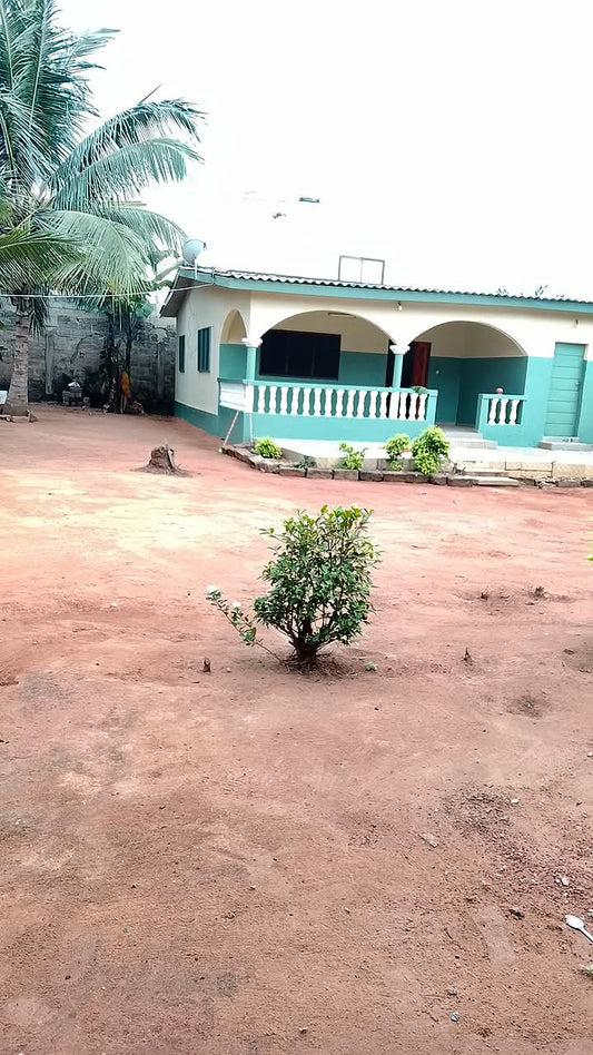 Terrain avec villa 2 chambres en vente à Sanguéra Gendarmerie, proche du goudron – 37 000 000 FCFA