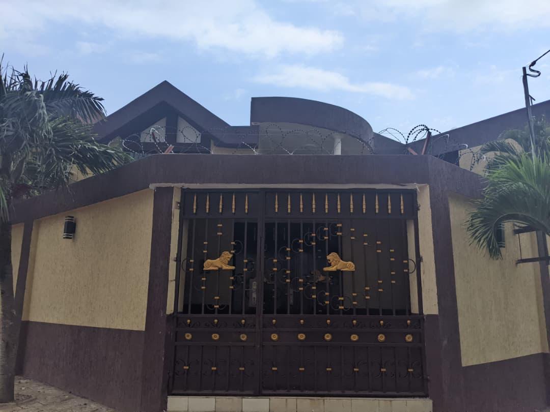 Villa duplex avec jardin à louer à Tokoin Hôpital – 600000 FCFA/mois