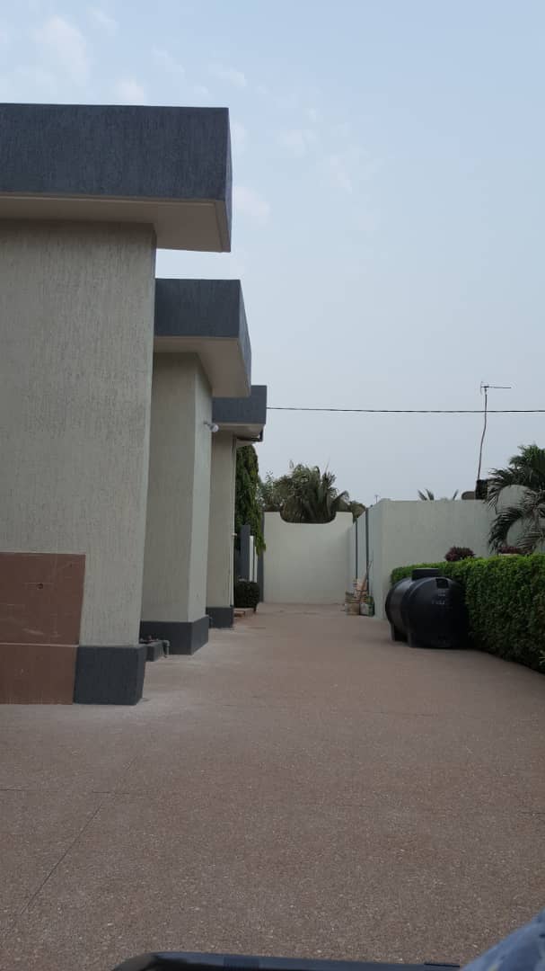 Villa 4 chambres à vendre à Agbalepedo, proche du goudron – 210 millions FCFA