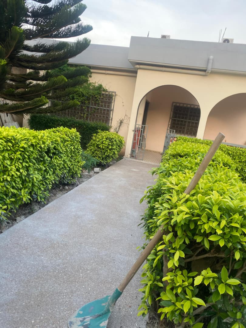 Villa basse 3 chambres salon en rénovation à louer à Agbalépédo – 250000 FCFA