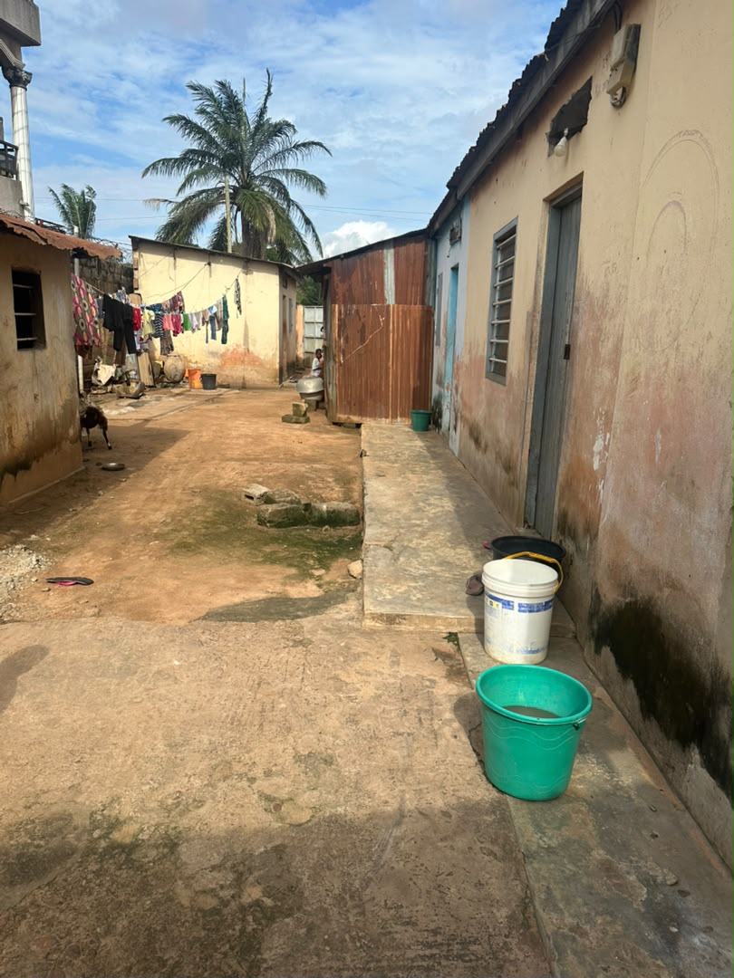 Terrain de 300 m² en vente à Léo 2000 derrière école la volonté – 25 millions FCFA