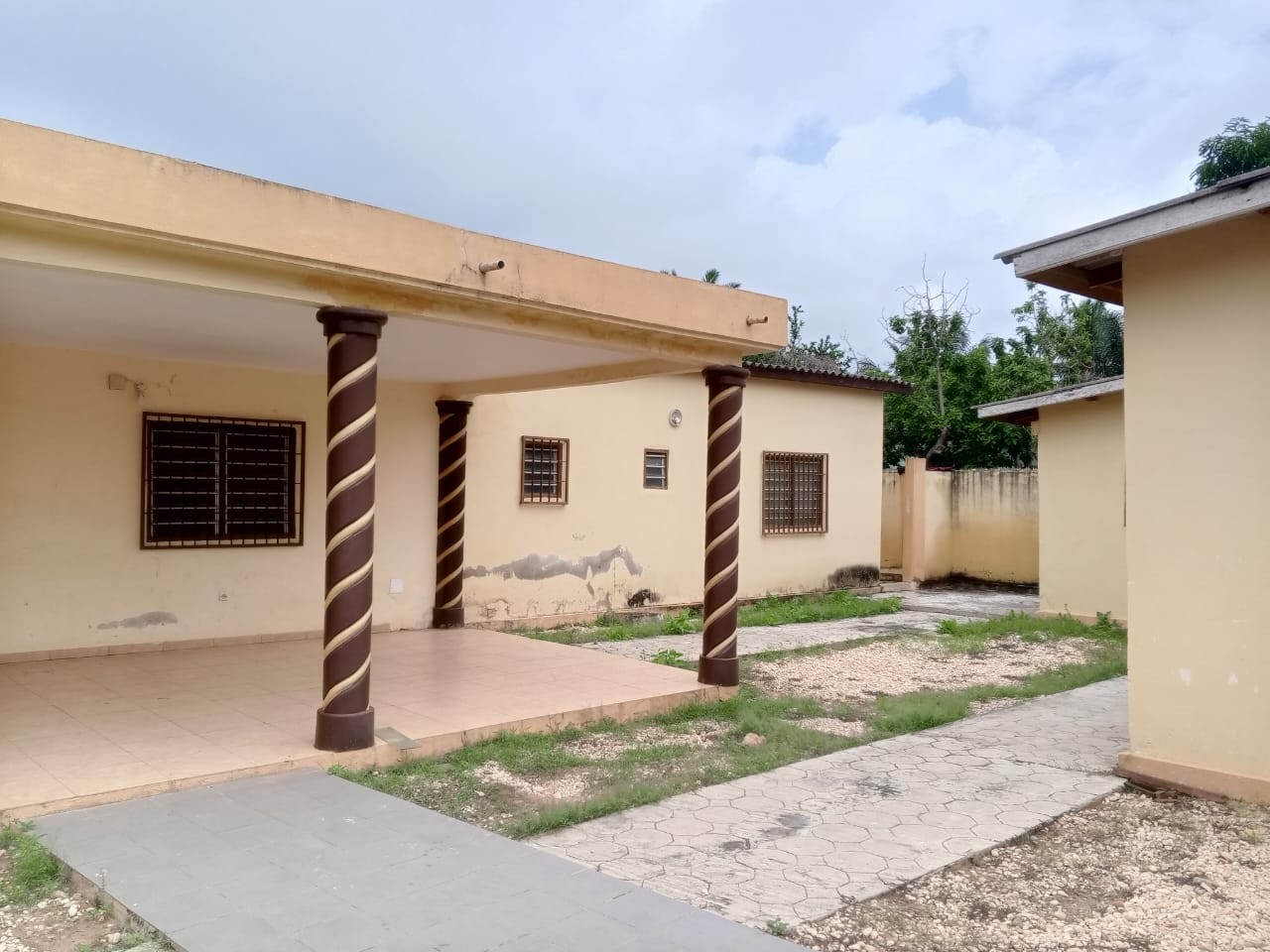 Villa cour unique 4 chambres à louer à Yokoe – 100000 FCFA