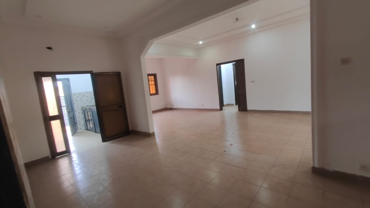 Villa 4 chambres à louer à Nyekonakpoè proche du goudron – 300 000 FCFA/mois