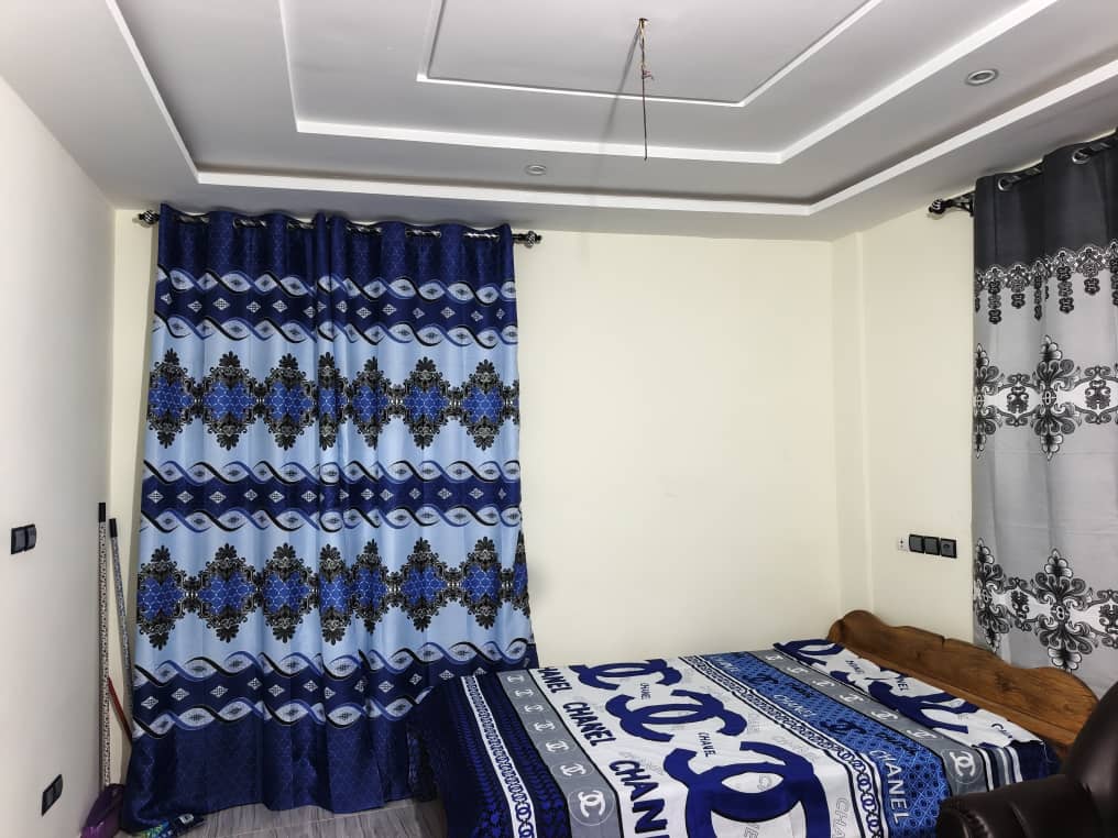 Studio meublé à louer en bord du goudron à Agodeka – 120 000 FCFA