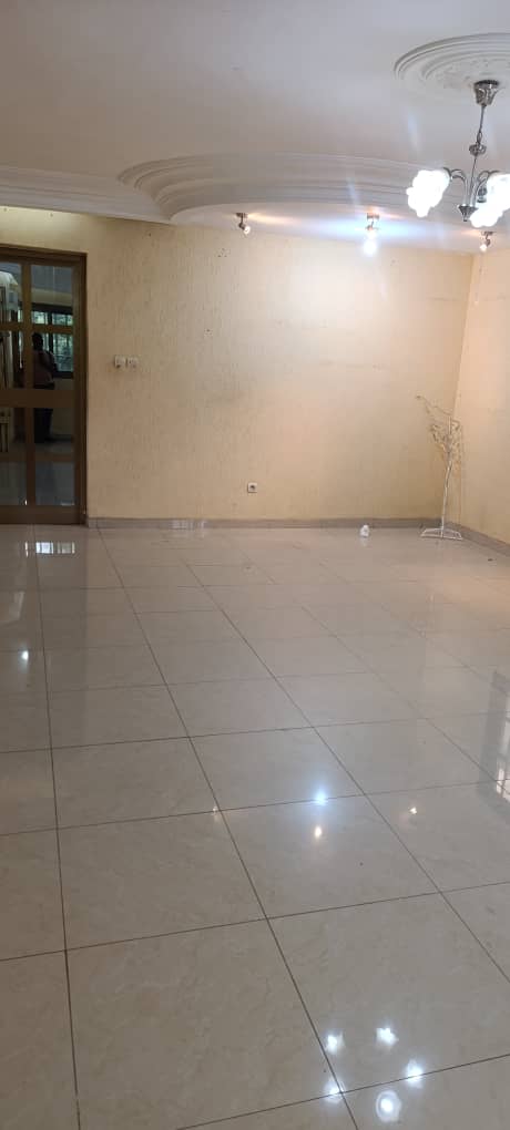 Villa duplex 6 chambres à louer à Totsi Église Catholique – 500000 FCFA